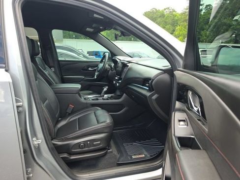 Used 2023 Chevrolet Traverse RS FWD image 3