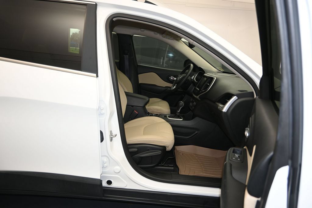 Used 2016 Jeep Cherokee Latitude FWD image 27