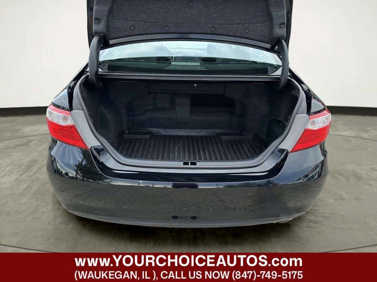 Used 2017 Toyota Camry XLE w/ Moonroof Package FWD image 13
