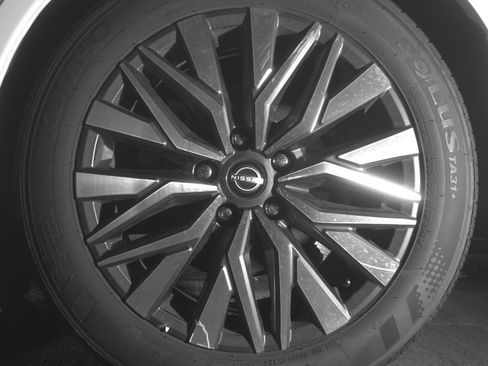 Used 2025 Nissan Altima 2.5 SV FWD image 14