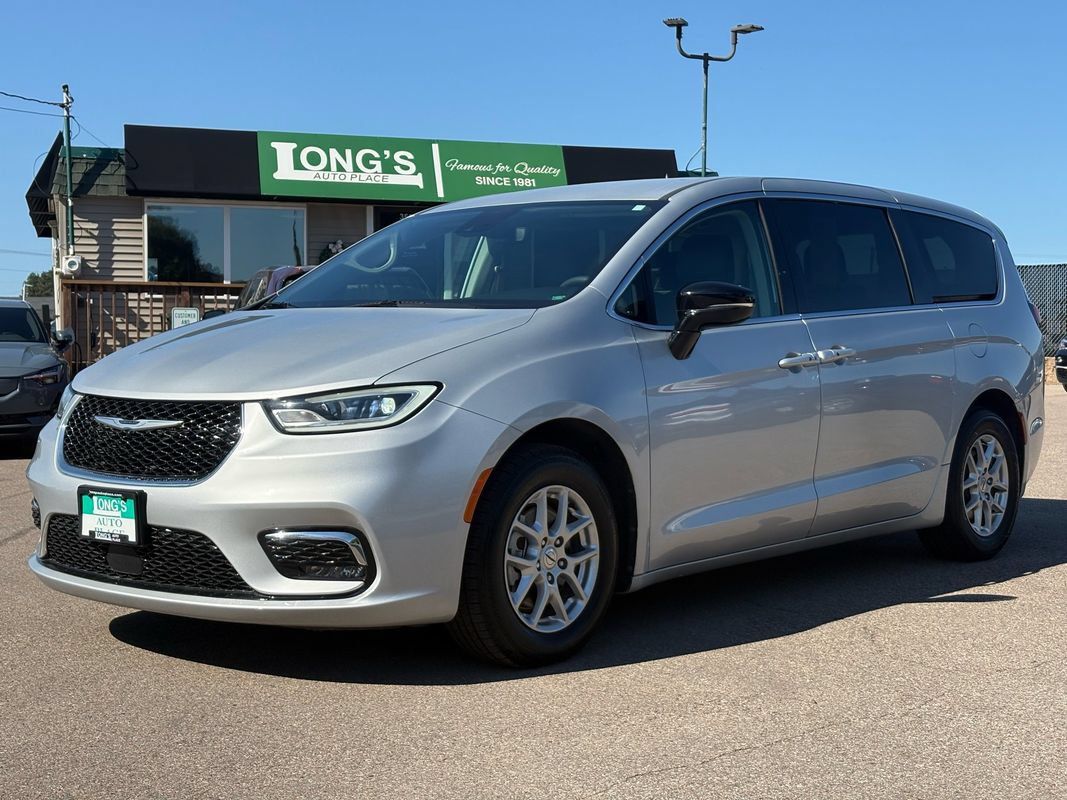 Used 2024 Chrysler Pacifica Touring-L FWD image 4