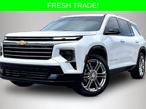 Used 2025 Chevrolet Traverse High Country FWD image 2