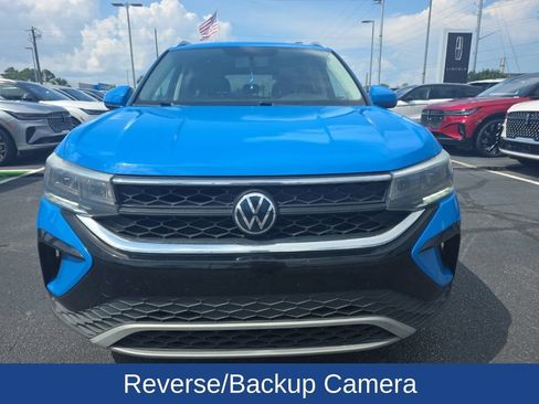 Used 2022 Volkswagen Taos SE w/ Panoramic Sunroof Package FWD image 3