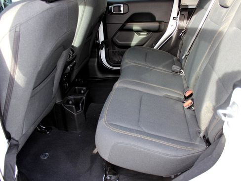 Used 2025 Jeep Wrangler Sahara image 15