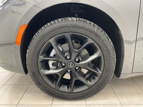 Used 2025 Chrysler Pacifica Limited image 7