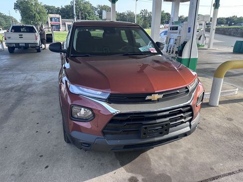 Used 2021 Chevrolet TrailBlazer LS FWD image 2