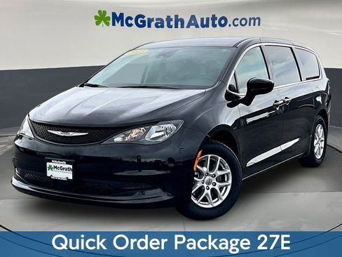 Used 2023 Chrysler Voyager LX FWD image 3