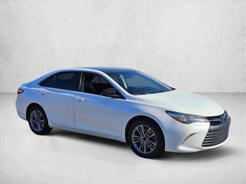 Used 2015 Toyota Camry SE image 3