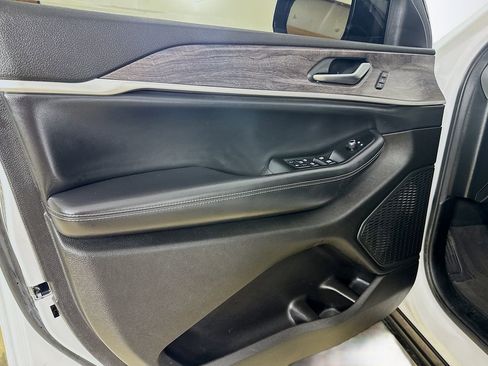 Certified 2023 Jeep Grand Cherokee Limited w/ Trailer Tow Prep Group (B) image 11