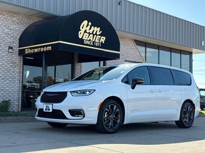 New 2026 Chrysler Pacifica Select