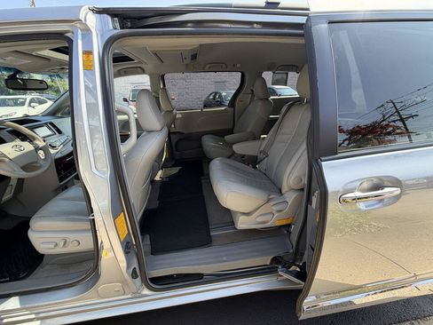 Used 2014 Toyota Sienna XLE w/ Entertainment Package FWD image 7
