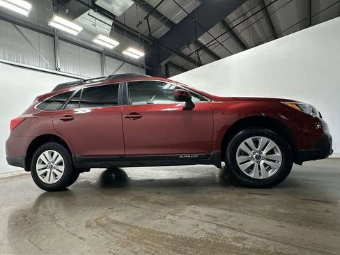 Used 2017 Subaru Outback 2.5i Premium image 3