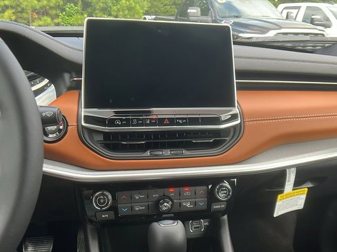 New 2025 Jeep Compass Limited image 28