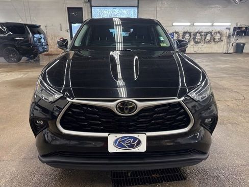 Used 2022 Toyota Highlander LE AWD/4WD image 2