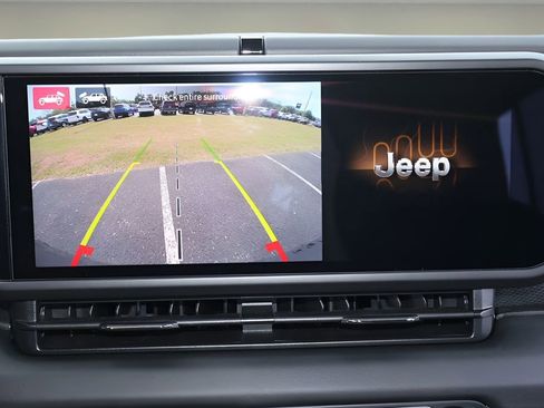 Used 2025 Jeep Wrangler Unlimited Rubicon AWD/4WD image 24