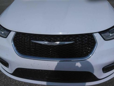 Used 2024 Chrysler Pacifica Touring-L FWD image 4