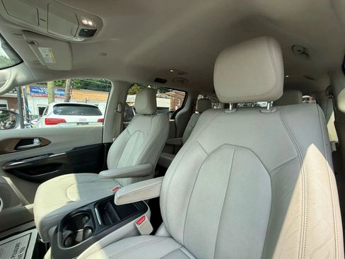 Used 2017 Chrysler Pacifica Touring-L w/ Tire & Wheel Group FWD image 22