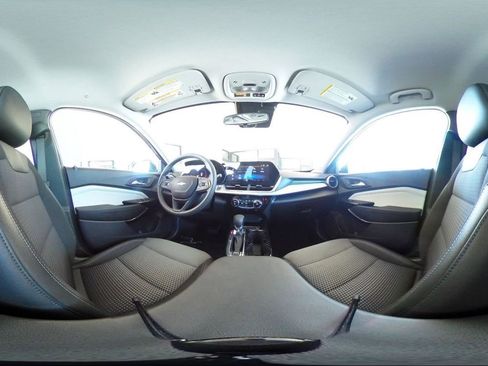 Used 2025 Chevrolet Trax LT FWD image 41