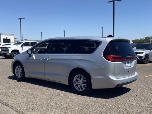 Used 2024 Chrysler Pacifica Touring-L FWD image 4