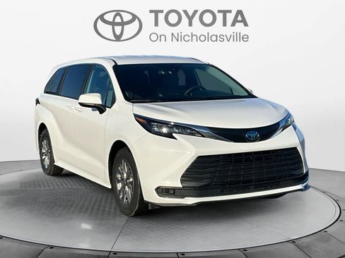 Used 2025 Toyota Sienna LE image 8