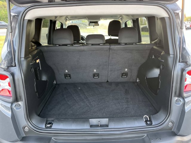 Used 2023 Jeep Renegade Latitude AWD/4WD image 18
