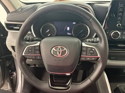 Used 2021 Toyota Highlander XLE AWD/4WD image 22