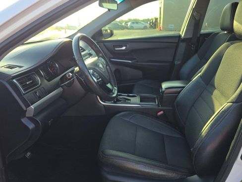 Used 2017 Toyota Camry SE FWD image 3