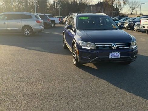 Used 2021 Volkswagen Tiguan SE w/ Panoramic Sunroof Package image 3