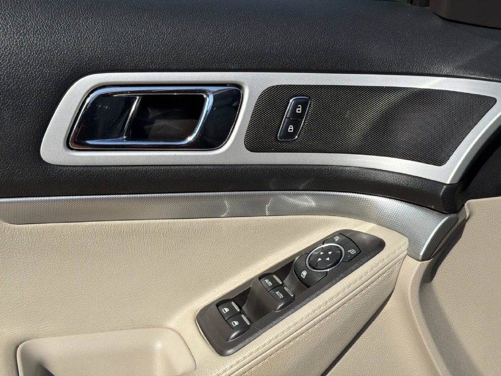 Used 2015 Ford Explorer XLT w/ Equipment Group 202A FWD image 22