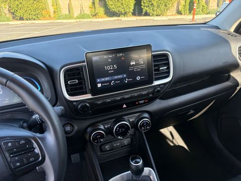 Used 2025 Hyundai Venue SEL image 17