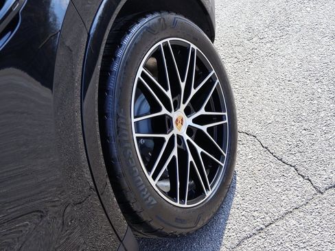 Used 2025 Porsche Cayenne w/ Premium Package image 37