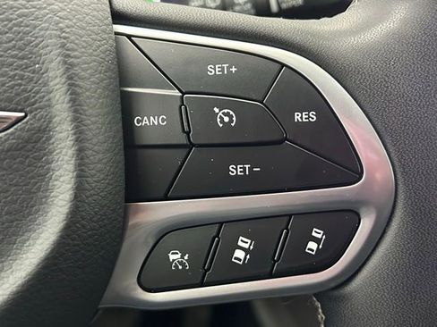 Used 2024 Chrysler Pacifica Touring-L image 23