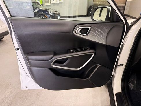 Used 2025 Kia Soul LX w/ LX Technology Package FWD image 10