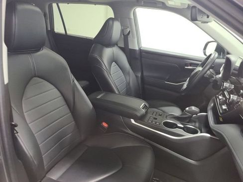 Used 2023 Toyota Highlander XLE AWD/4WD image 13