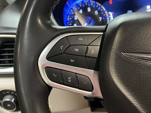Used 2023 Chrysler Pacifica Touring-L FWD image 22