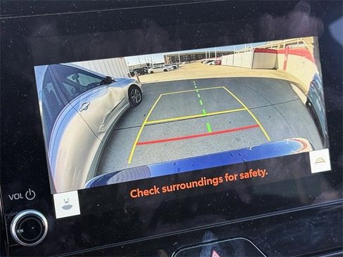 Used 2023 Toyota Venza LE image 17