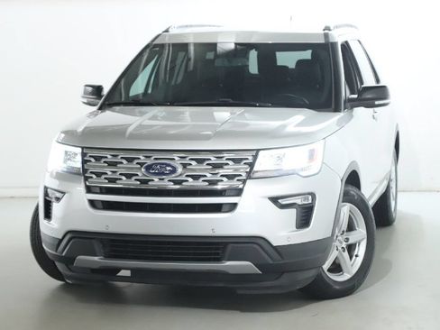 Used 2018 Ford Explorer XLT w/ Equipment Group 202A FWD image 2