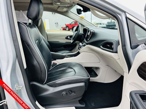Used 2023 Chrysler Pacifica Limited image 35