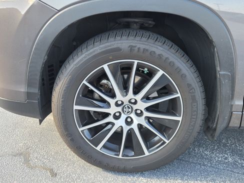Used 2017 Toyota Highlander SE AWD/4WD image 11