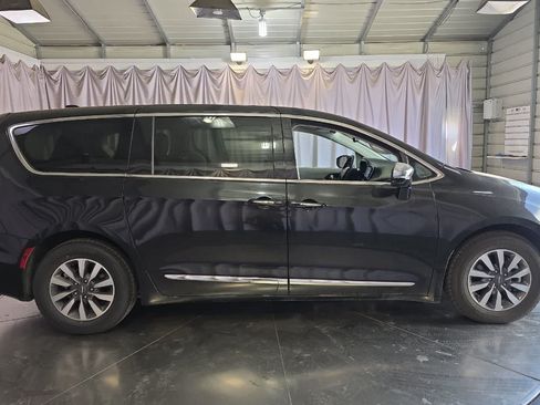 Used 2023 Chrysler Pacifica Limited FWD image 9