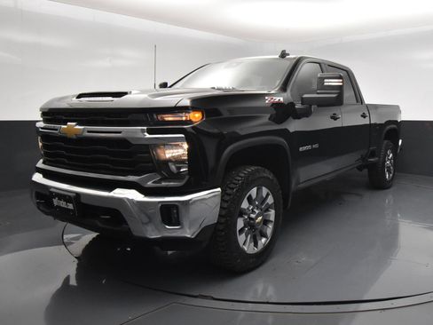 Used 2024 Chevrolet Silverado 2500 LT AWD/4WD image 2