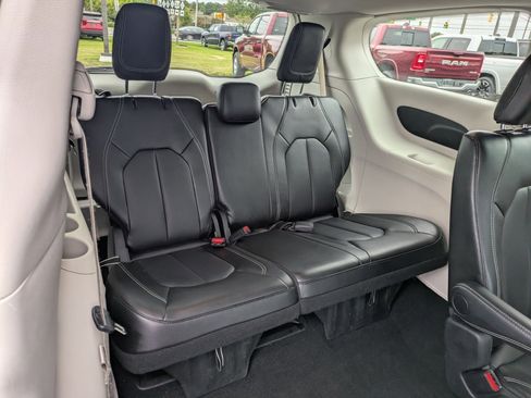 Certified 2024 Chrysler Pacifica Touring-L image 30
