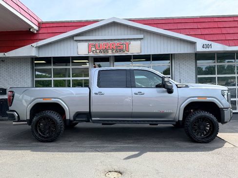 Used 2024 GMC Sierra 2500 AT4 w/ Technology Package AWD/4WD image 2
