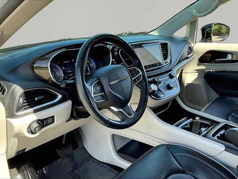Used 2024 Chrysler Pacifica Limited FWD image 15