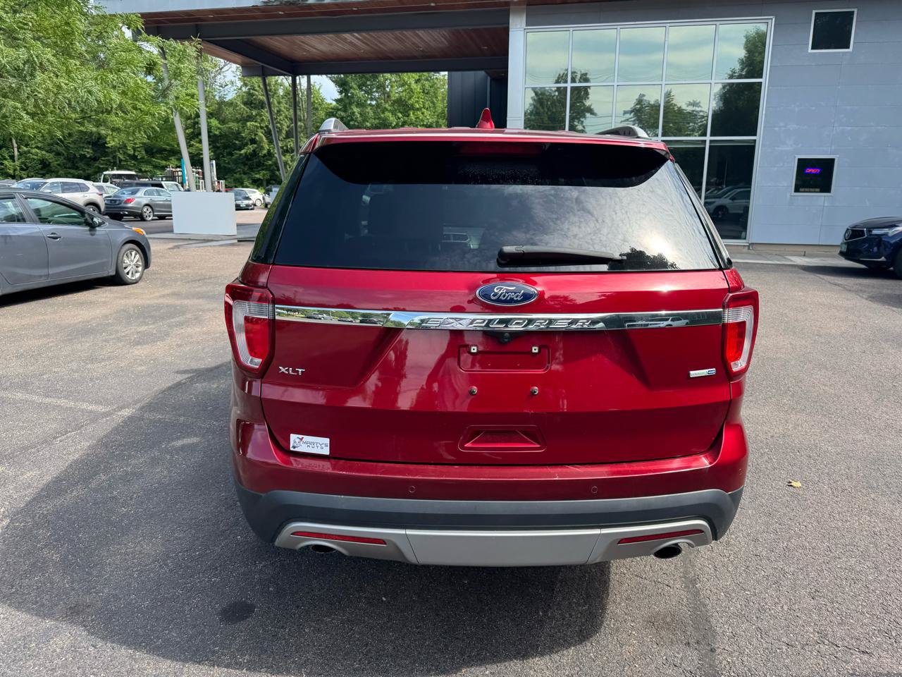 Used 2017 Ford Explorer XLT w/ Equipment Group 202A AWD/4WD image 4