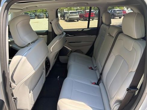 Used 2022 Jeep Grand Cherokee Overland w/ Luxury Tech Group IV AWD/4WD image 23