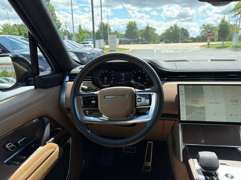 Used 2025 Land Rover Range Rover SE AWD/4WD image 13