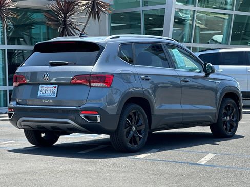 Used 2023 Volkswagen Taos SE w/ Panoramic Sunroof Package FWD image 4