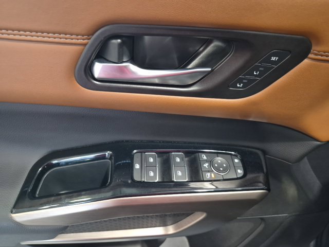 Certified 2025 Nissan Pathfinder Platinum FWD image 11