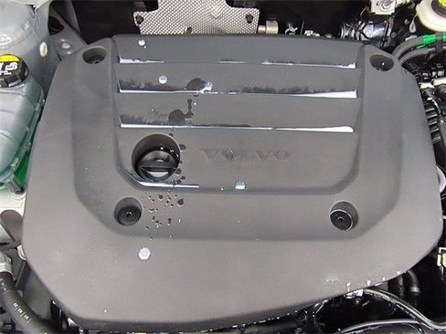 Used 2025 Volvo XC40 B5 Plus image 24